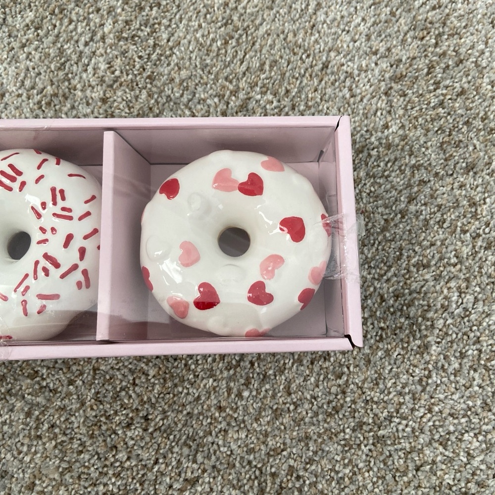 NWT Cupcakes and Cashmere Ceramic Valentine Donuts Decor Set of 3 - Picture 4 of 5